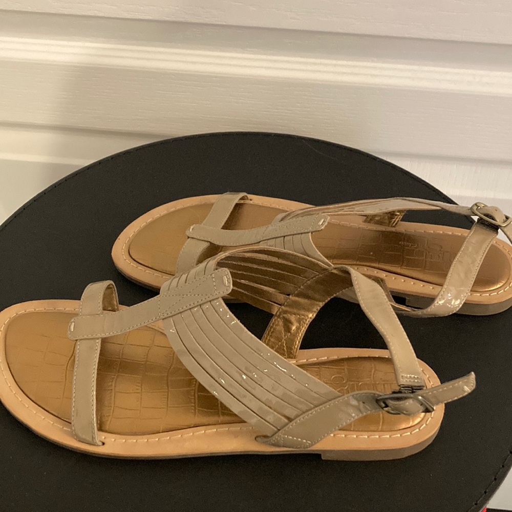 Nude flat sandals